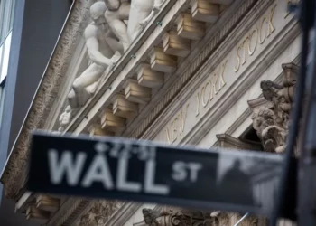 US stocks close lower as investors assess signs of economic woes