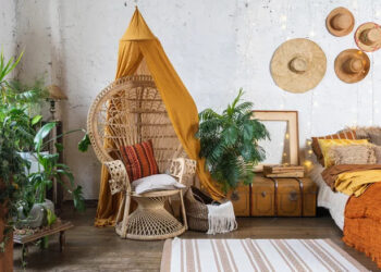 5 Creative Ideas For Styling Your Antique Home Decor  Read More: https://www.housedigest.com/942547/5-creative-ideas-for-styling-your-antique-home-decor/?utm_campaign=clip